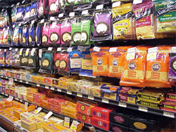 exhibidores de queso refrigerados en vitrinas de tiendas de comestibles y quesos