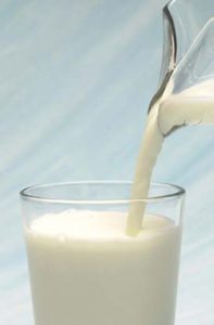 exhibidores de leche refrigerada en los escaparates de productos lácteos de los supermercados