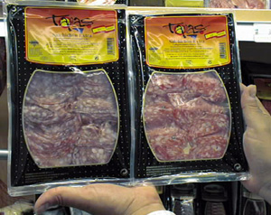 Decoloración de la carne de la charcutería en las vitrinas frigoríficas de los supermercados