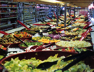 Ensaladas delicatessen en gabinetes refrigerados de supermercados