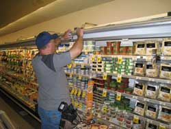 Tapas nocturnas para ahorro energético en vitrinas y expositores de frio comercial en supermercados