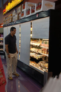 Cortinas nocturnas eléctricas para ahorro energético en refrigeración comercial en supermercados