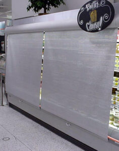 Persianas nocturnas para ahorro energético en refrigeración comercial en supermercados