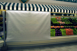 Cortinas nocturnas eléctricas para ahorro energético en vitrinas y expositores de frio comercial en supermercados